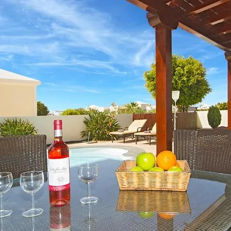 Villa In Playa Blanca Sleeps 8 Includes Swimming Pool Air Con And Wifi 4 *