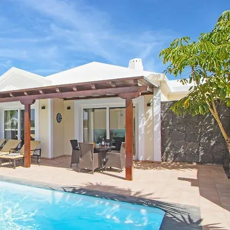 In Playa Blanca Sleeps 8 Includes Swimming Pool Air Con And Wifi 4 * Playa Blanca (Lanzarote)
